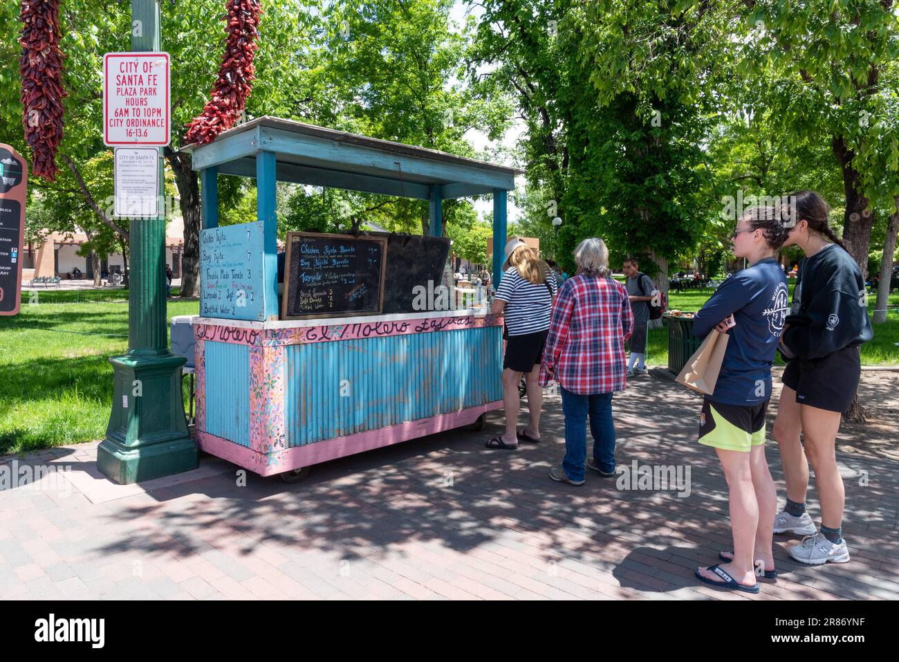 Les gens dans la file pour commander au kiosque alimentaire El Molero, une entreprise familiale qui vend des fajitas sur la place à Santa Fe, Nouveau Mexique, États-Unis. Banque D'Images