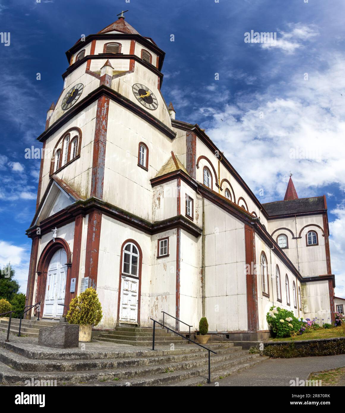 L'église du Sacré-cœur de Jésus-Christ extérieur Puerto Varas, monument national du Chili. Château du patrimoine allemand de style néo-roman Bois indigène Banque D'Images