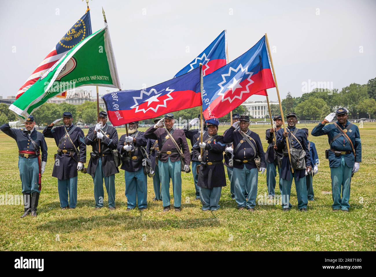 Washington, États-Unis. 19th juin 2023. Les membres d'une troupe de reconstitution de la guerre civile sont vus avec la Maison Blanche en arrière-plan lors des dix-septième célébrations à Washington, DC, aux États-Unis, sur 19 juin 2023. Célébrée à 19 juin, la fête marque le jour de 1865 où le général de division de l'Union Gordon Granger a publié l'ordonnance générale no 3 à Galveston, Texas, émancipant les personnes réduites restantes dans l'État. Pour les Américains asservis au Texas, la liberté est venue deux ans et demi après que le président Abraham Lincoln ait publié la Proclamation d'émancipation. Crédit : Aaron Schwartz/Xinhua/Alay Live News Banque D'Images