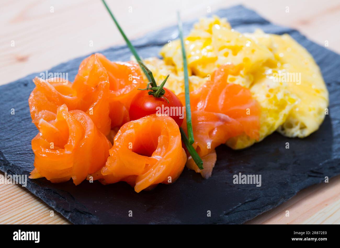 Omelette au saumon fumé Banque D'Images