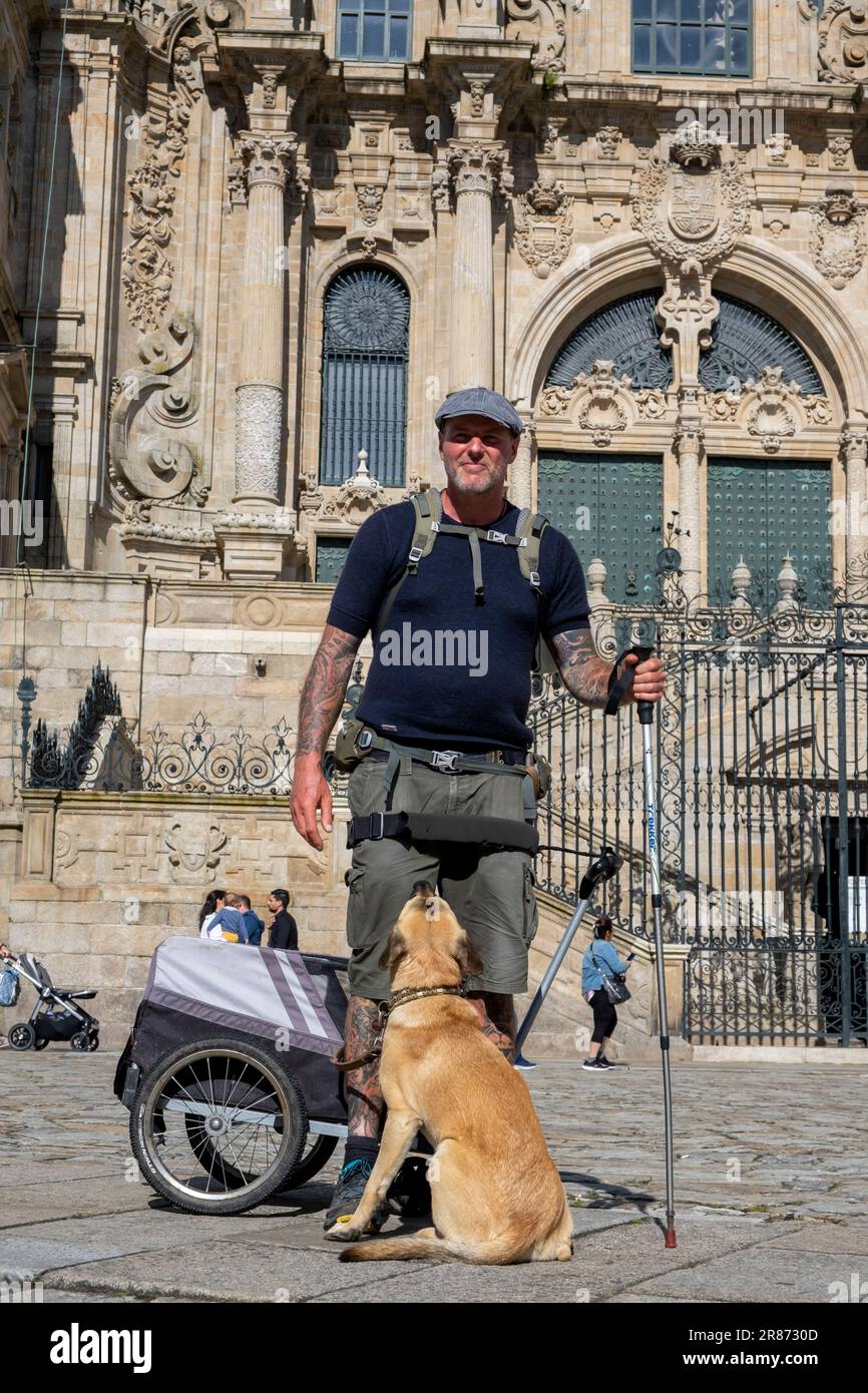 Saint-Jacques-de-Compostelle, la Coruna, Galice, Espagne - 13 juin 2023. Pèlerin avec son chien arrivant à Saint-Jacques-de-Compostelle. Banque D'Images