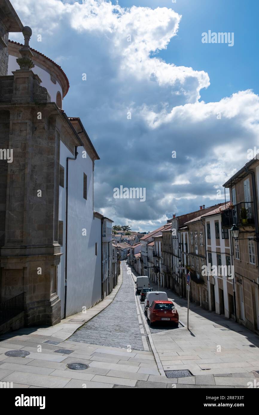 Saint-Jacques-de-Compostelle, la Coruna, Galice, Espagne - 13 juin 2023. Vue sur la rue de Hortas. Banque D'Images