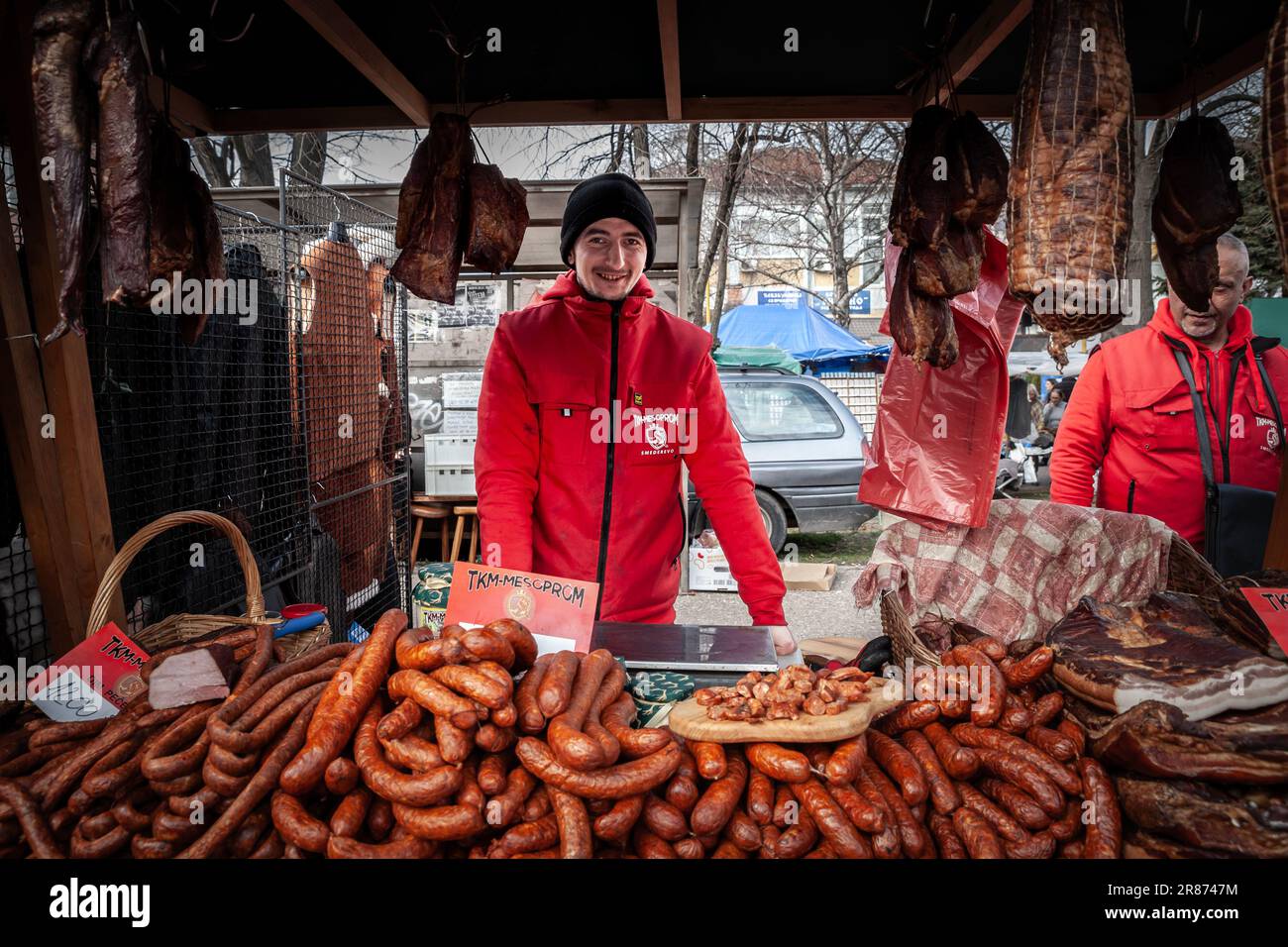 Photo d'un stand du marché de Kacarevo en Serbie, avec la viande séchée pendante et séchée, comme le jambon et les saucisses et la viande séchée appelée suvo meso. Banque D'Images