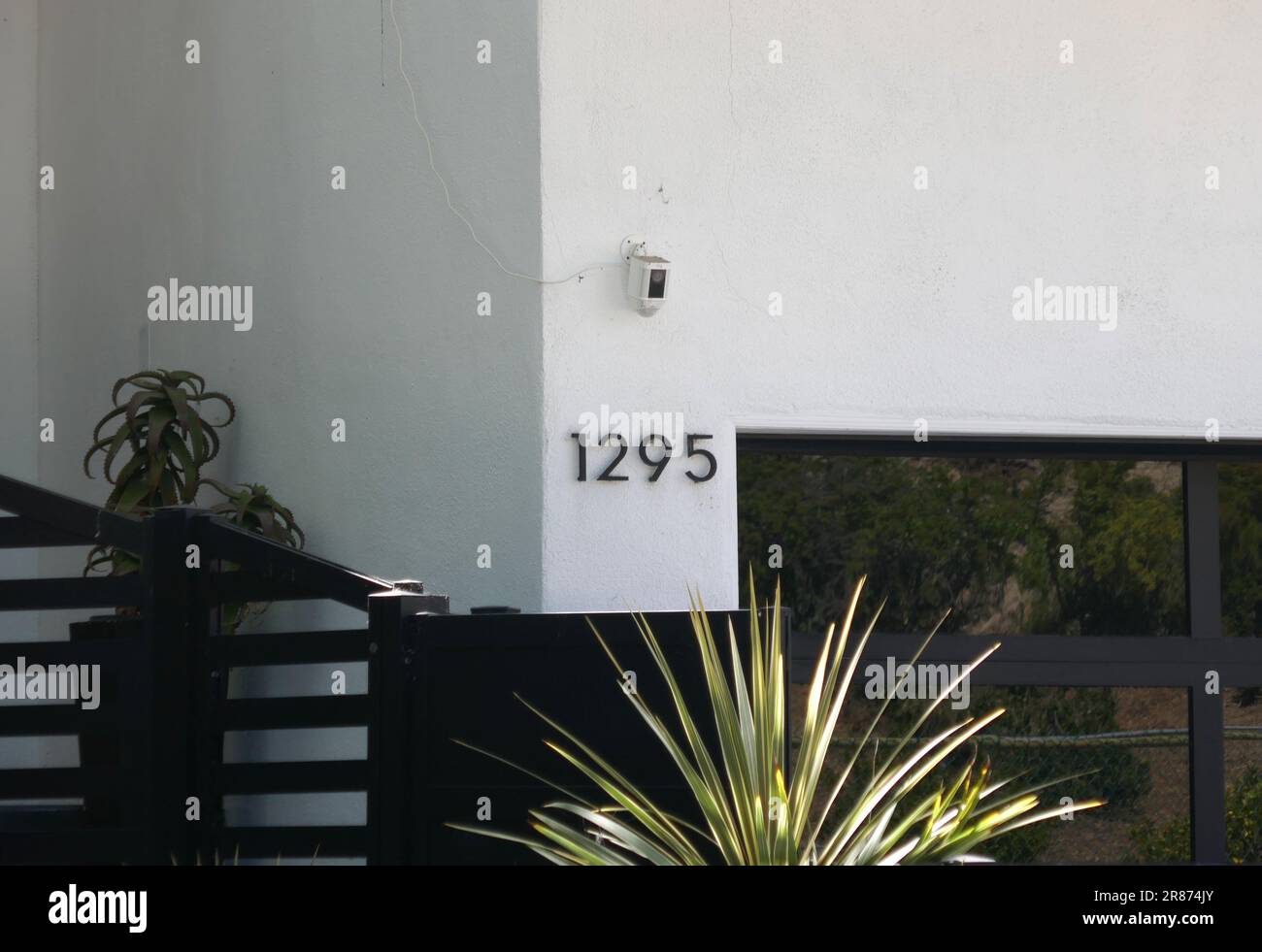 Beverly Hills, Californie, États-Unis 17th juin 2023 l'ancienne maison de Ray Mascolo au 1295 N. Beverly Drive sur 17 juin 2023 à Beverly Hills, Californie, États-Unis. Ray Mascolo est mort ici dans sa maison avec Chihuahua Versace avec lui, après avoir consommé des drogues lacées de fentanyl. Il a commandé des médicaments par l'intermédiaire de Mirela Todorova au Mexique où elle vivait avec Jaguar Princess. L'acteur en difficulté Mucktarr Kather Sei, de S.W.A.T. et de Lucifer TV shows, a livré les médicaments à Mascolo. Mascolo est le fils de Bruno et Kyara Mascolo Toni&Guy USA et de Bed Head Hair Products. Photo par Barry King/Alay stock photo Banque D'Images