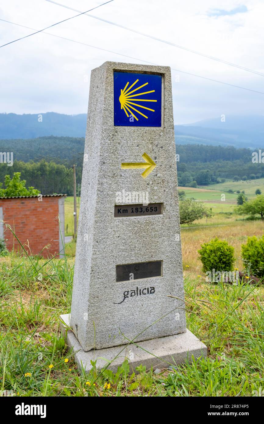 Panneau de la voie Saint-Jacques, marque des coquilles pour les pèlerins à la cathédrale de Compostelle en Galice Banque D'Images