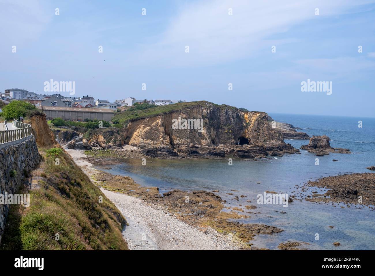 Plage de Represas à Tapia de Casariego, Asturies, Espagne. Côte de la mer de Cantabrie. Banque D'Images