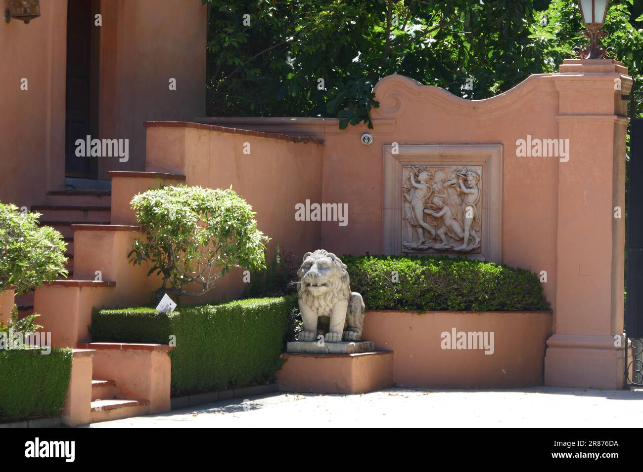 Beverly Hills, Californie, États-Unis 17th juin 2023 Une vue générale de l'atmosphère de la dernière maison de William Randolph Hearst, maison de l'actrice Marion Davies, où Beyonce filmée Black is King, le Bodyguard avec Whitney Houston lieu de tournage, Et John F. Kennedy et Jackie O ont fait un nid d'abeille ici au 1011 N. Beverly Drive sur 17 juin 2023 à Beverly Hills, Californie, États-Unis. Photo par Barry King/Alay stock photo Banque D'Images
