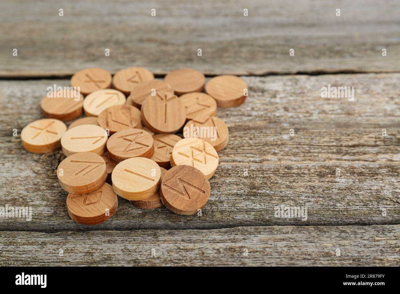 Pile de runes avec différents symboles sur une table en bois Banque D'Images