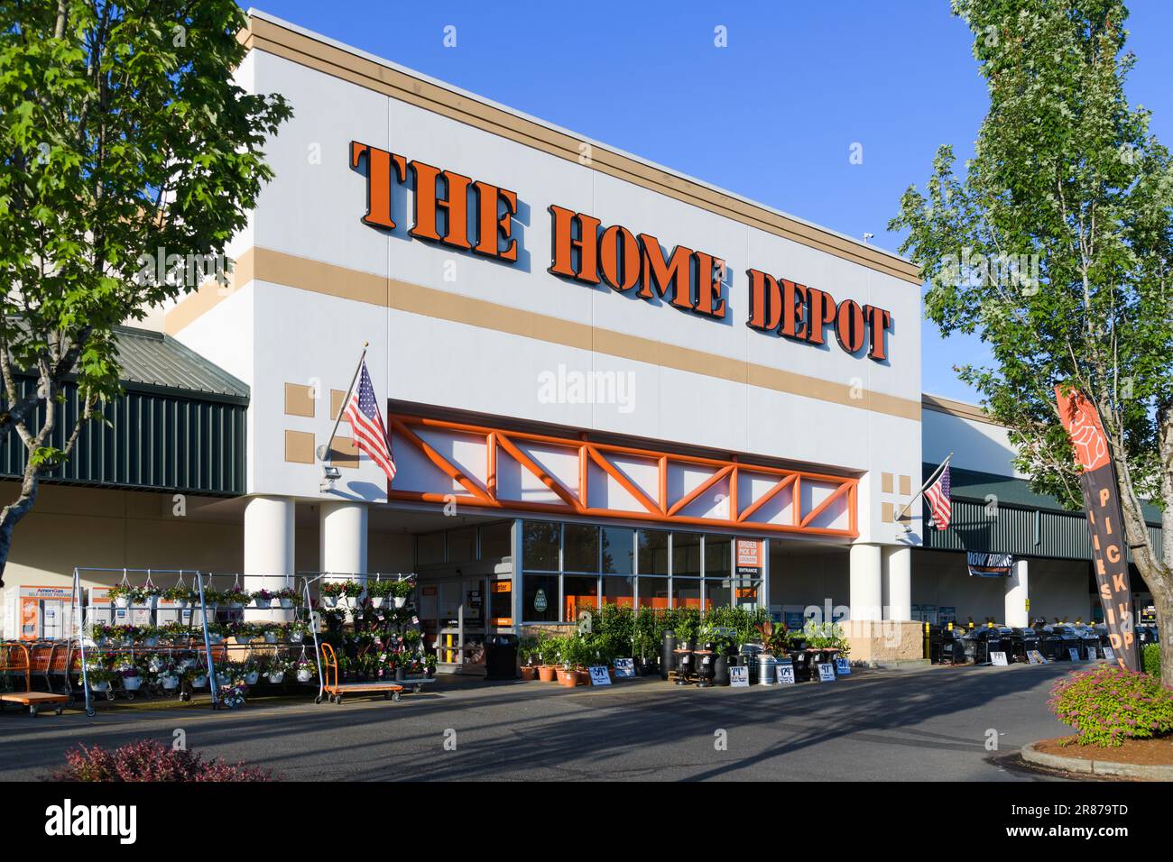 Bellevue, WA, Etats-Unis - 04 juin 2023 ; signalisation et façade du magasin Home Depot en début de matinée Banque D'Images