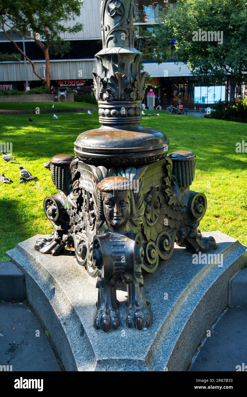 Lampadaires de chaque côté de la statue de Redmond Barry, sur le parvis de la bibliothèque, State Library Victoria, Melbourne, Australie Banque D'Images