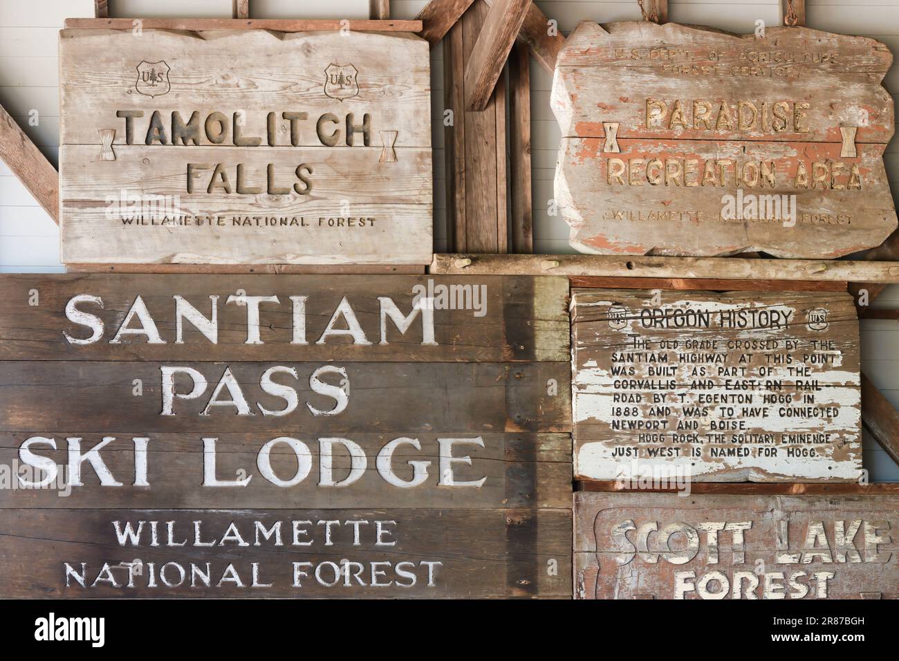 Collection d'anciennes enseignes en bois de la forêt nationale de Willamette en stockage Banque D'Images