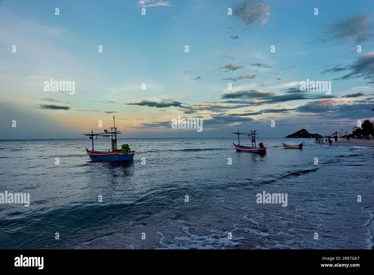 Bateaux de pêche au coucher du soleil, Hua Hin, Thaïlande Banque D'Images