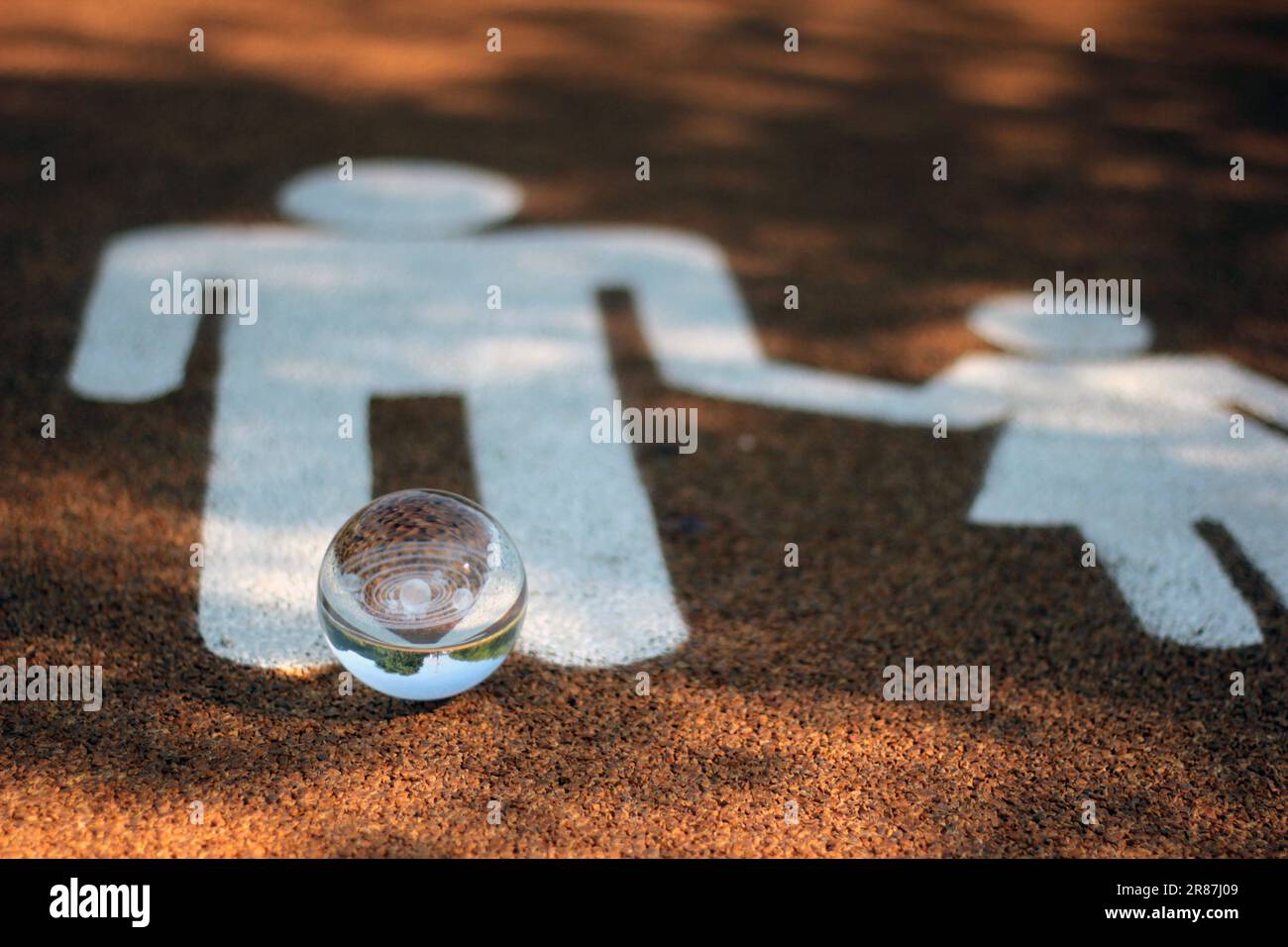 Photographie de la nature de boule de cristal avec système solaire dans l'informatique, l'espace, l'environnement futur et le concept ESG Banque D'Images