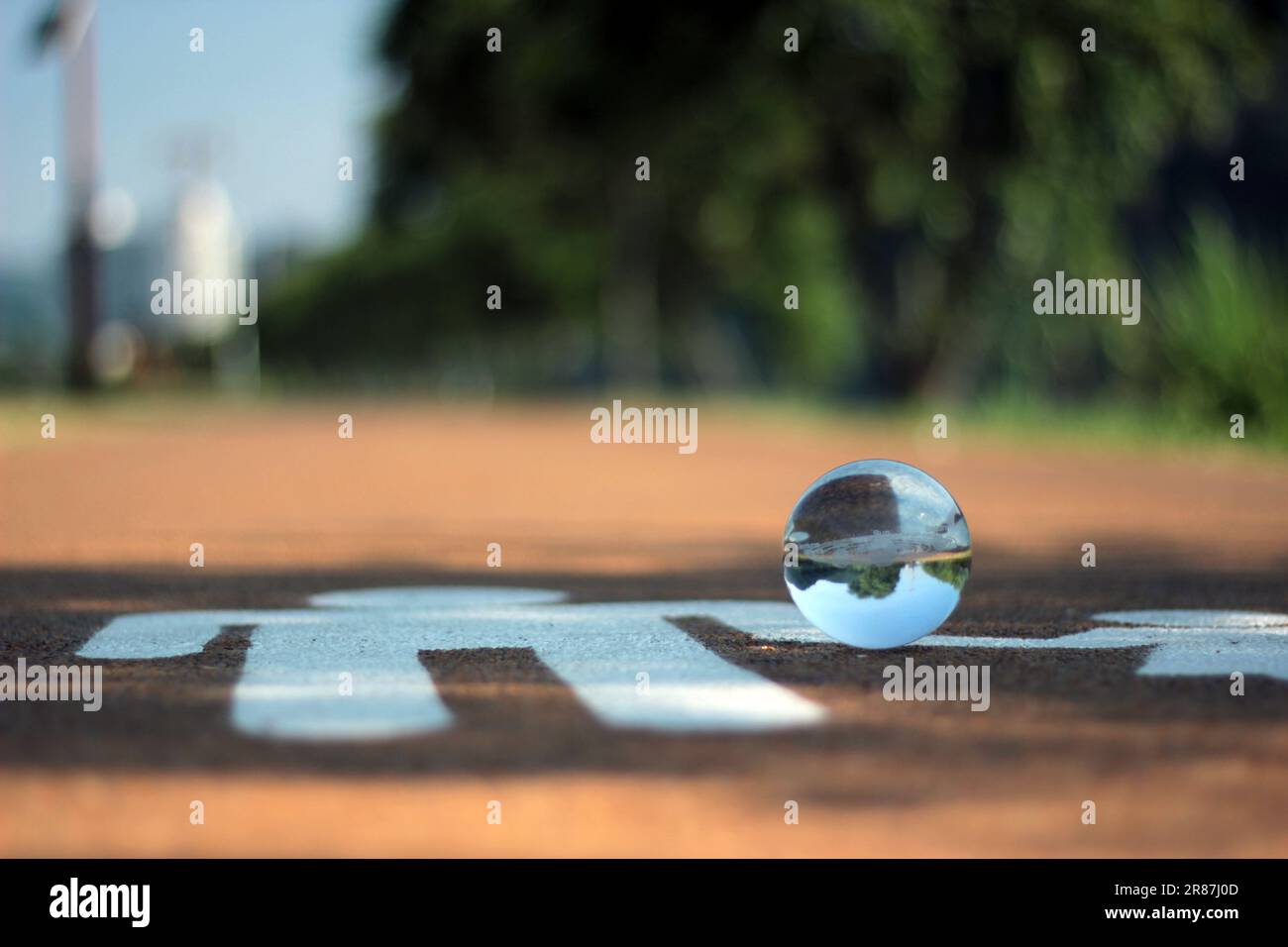 Photographie de la nature de boule de cristal avec système solaire dans l'informatique, l'espace, l'environnement futur et le concept ESG Banque D'Images