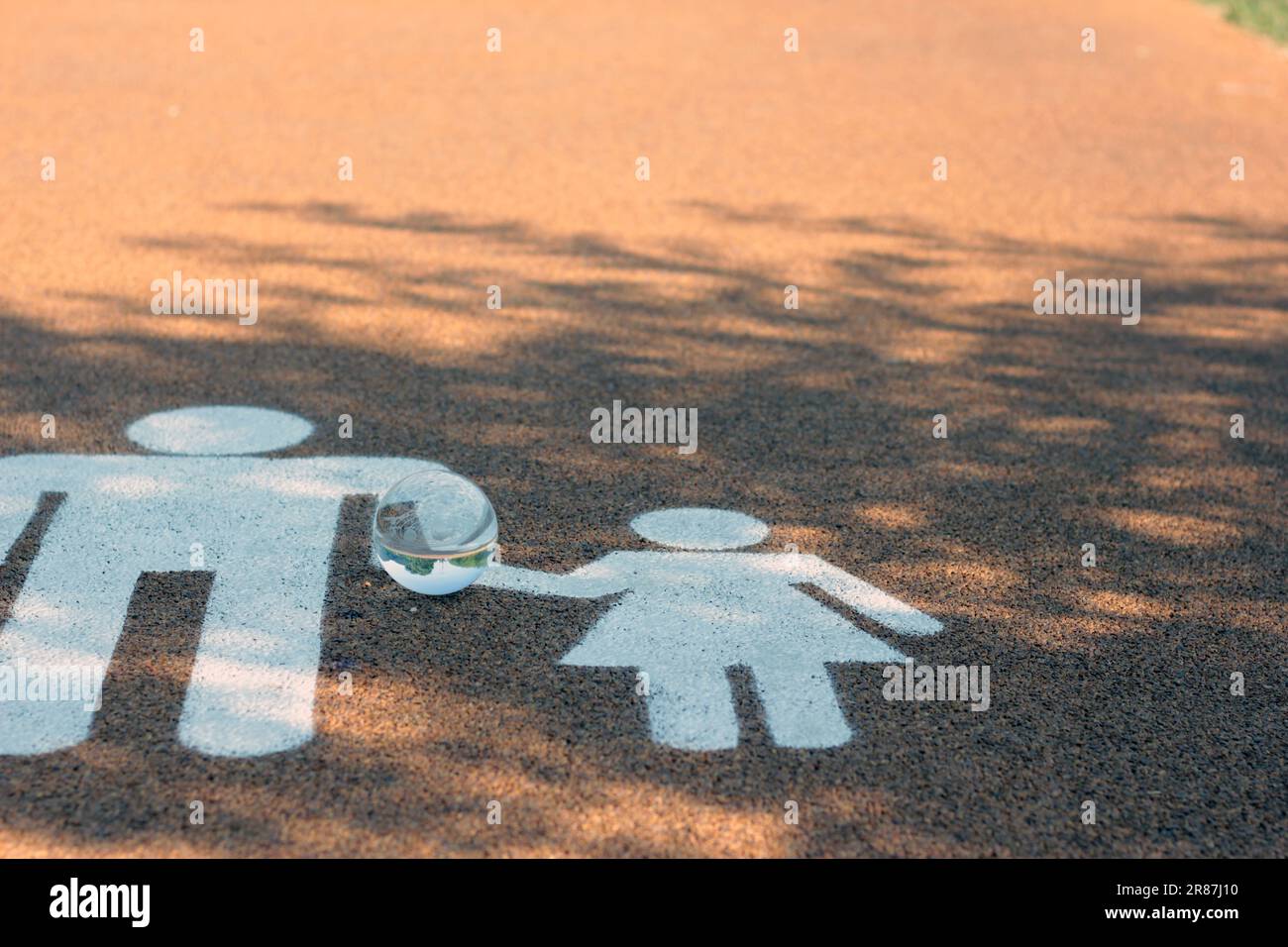 Photographie de la nature de boule de cristal avec système solaire dans l'informatique, l'espace, l'environnement futur et le concept ESG Banque D'Images