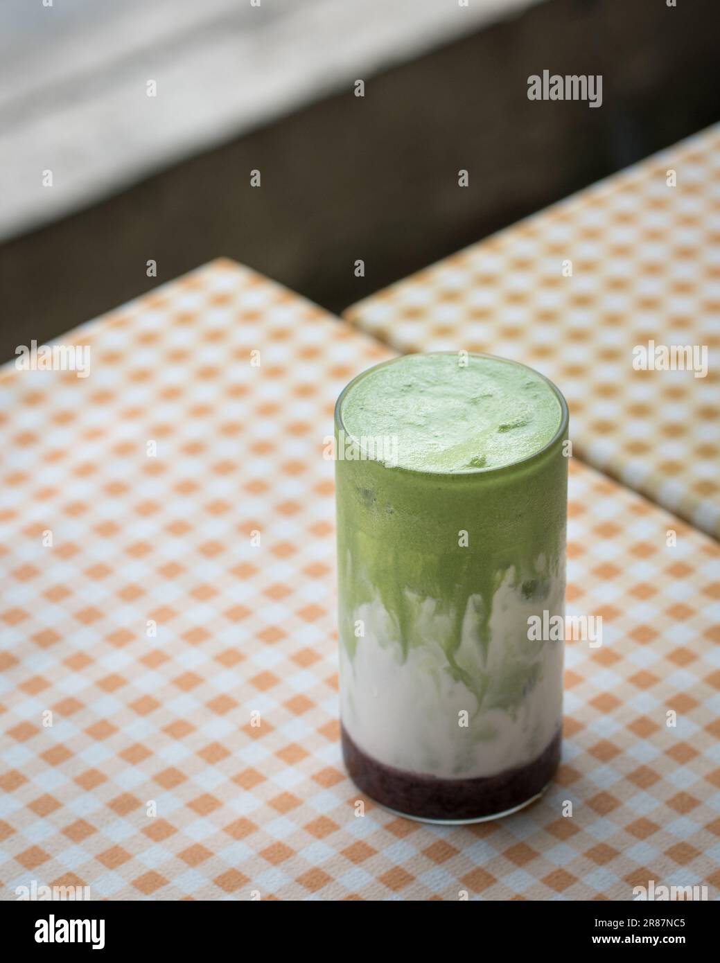 Thé vert matcha glacé avec haricots rouges sur la table. Vue grand angle, espace de copie. Banque D'Images
