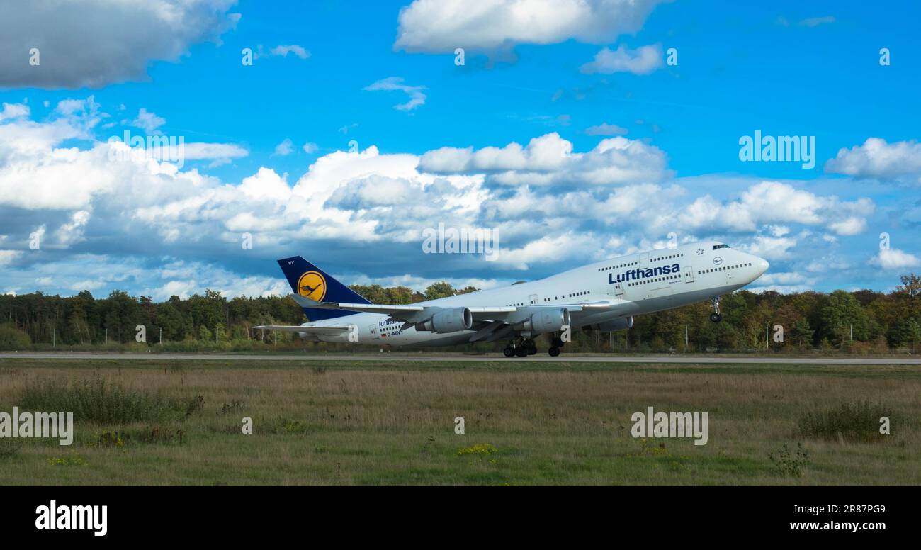 Avion de passagers Boeing 747 de Lufthansa au départ du plus grand aéroport de germany 25 octobre 2022, aéroport de Francfort, Allemagne Banque D'Images