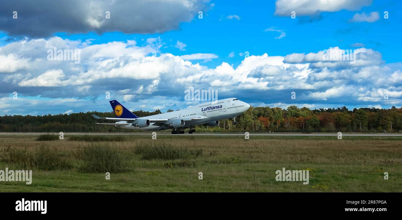 Avion de passagers Boeing 747 de Lufthansa au départ du plus grand aéroport de germany 25 octobre 2022, aéroport de Francfort, Allemagne Banque D'Images