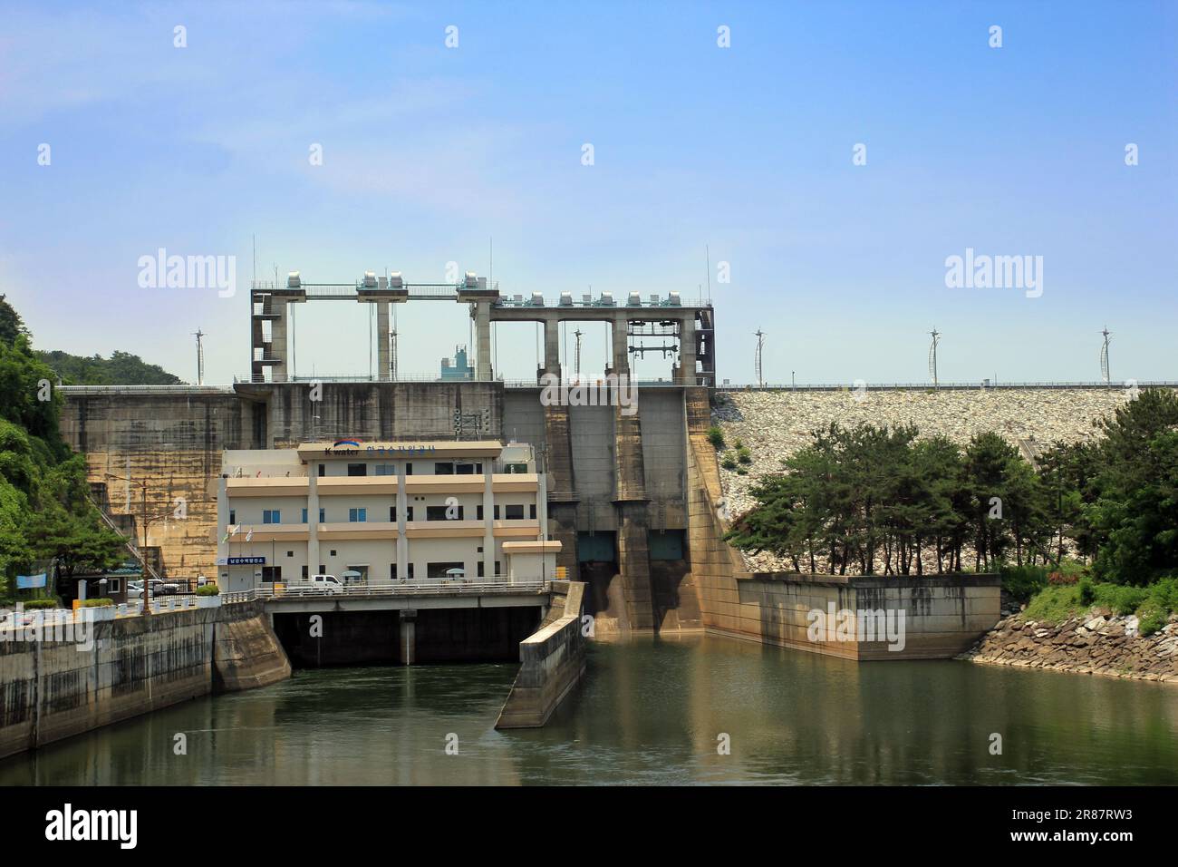 Photo du barrage de Namgang, barrage de la centrale hydroélectrique de Namgang, ville de Jinju, Corée du Sud en été Banque D'Images