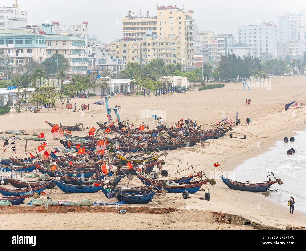 Des bateaux de pêche vietnamiens traditionnels ont été pêchés par une journée hache à Sam son Beach, dans la province de Thanh Hoa au Vietnam. Hôtels et stations balnéaires le long de la plage v Banque D'Images