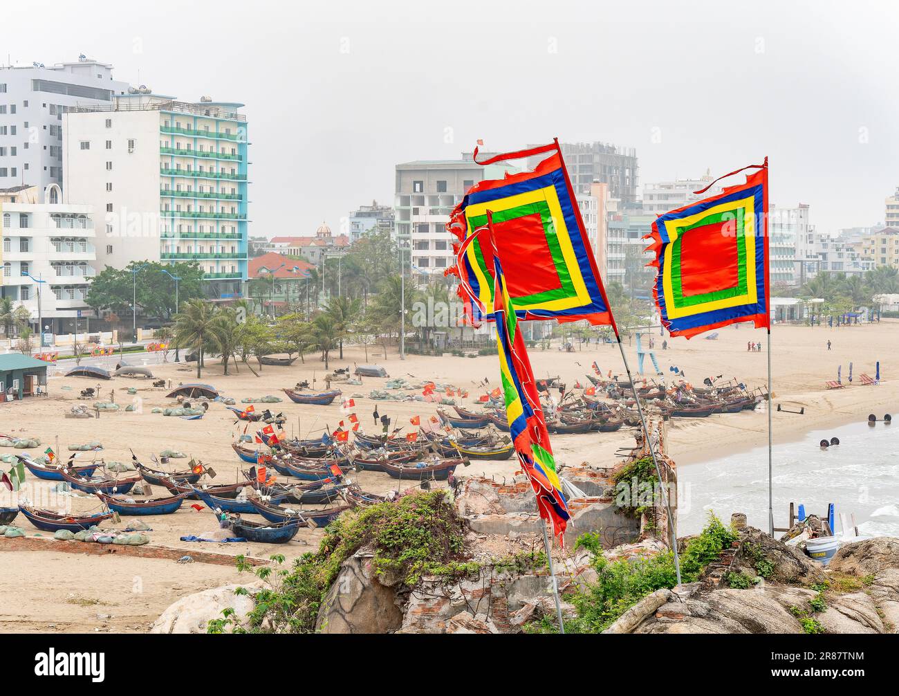 Des bateaux de pêche vietnamiens traditionnels ont été pêchés par une journée hache à Sam son Beach, dans la province de Thanh Hoa au Vietnam. La couleur bouddhiste vietnamienne fl Banque D'Images