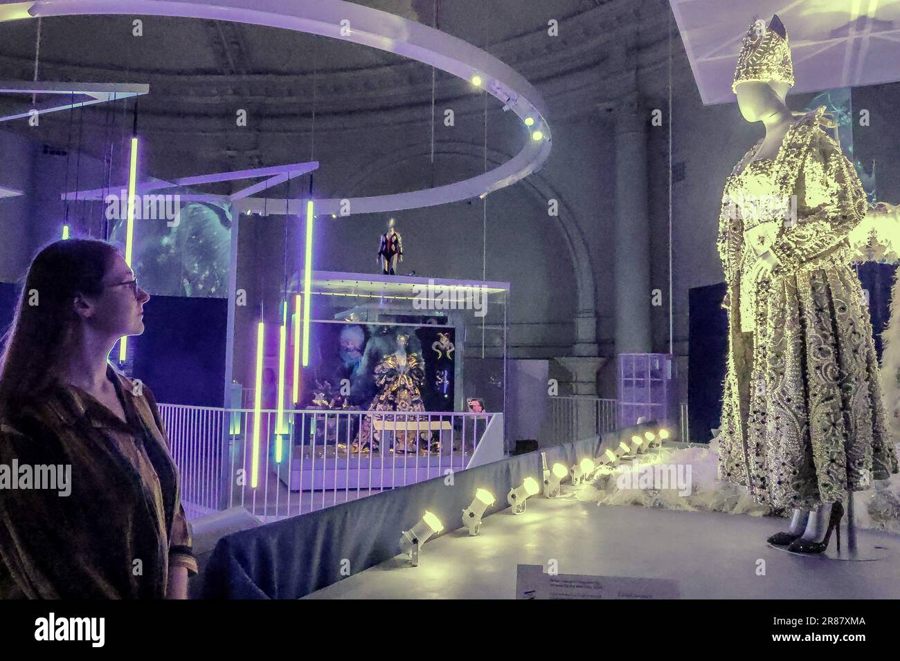 Londres, Royaume-Uni. 20th juin 2023. Robe, manteau et Mitre portés par Rhianna pour le met Gala, 2018.pour célébrer la puissance de la DIVA, des costumes spectaculaires portés par Maria Callas, CHER, Elton John, Janelle Monae et Marilyn Monroe pour être exposés dans le cadre d'une grande exposition, au V & A, DIVA 24 juin 2023 - 7 avril 2024 Galerie 40, crédit: Paul Quezada-Neiman/Alay Live News Banque D'Images