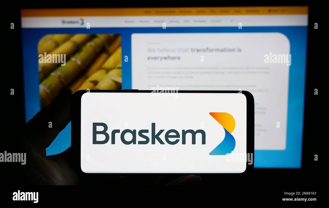 Personne tenant un smartphone avec le logo de la société pétrochimique brésilienne Braskem S.A. à l'écran devant le site Web. Mise au point sur l'affichage du téléphone. Banque D'Images