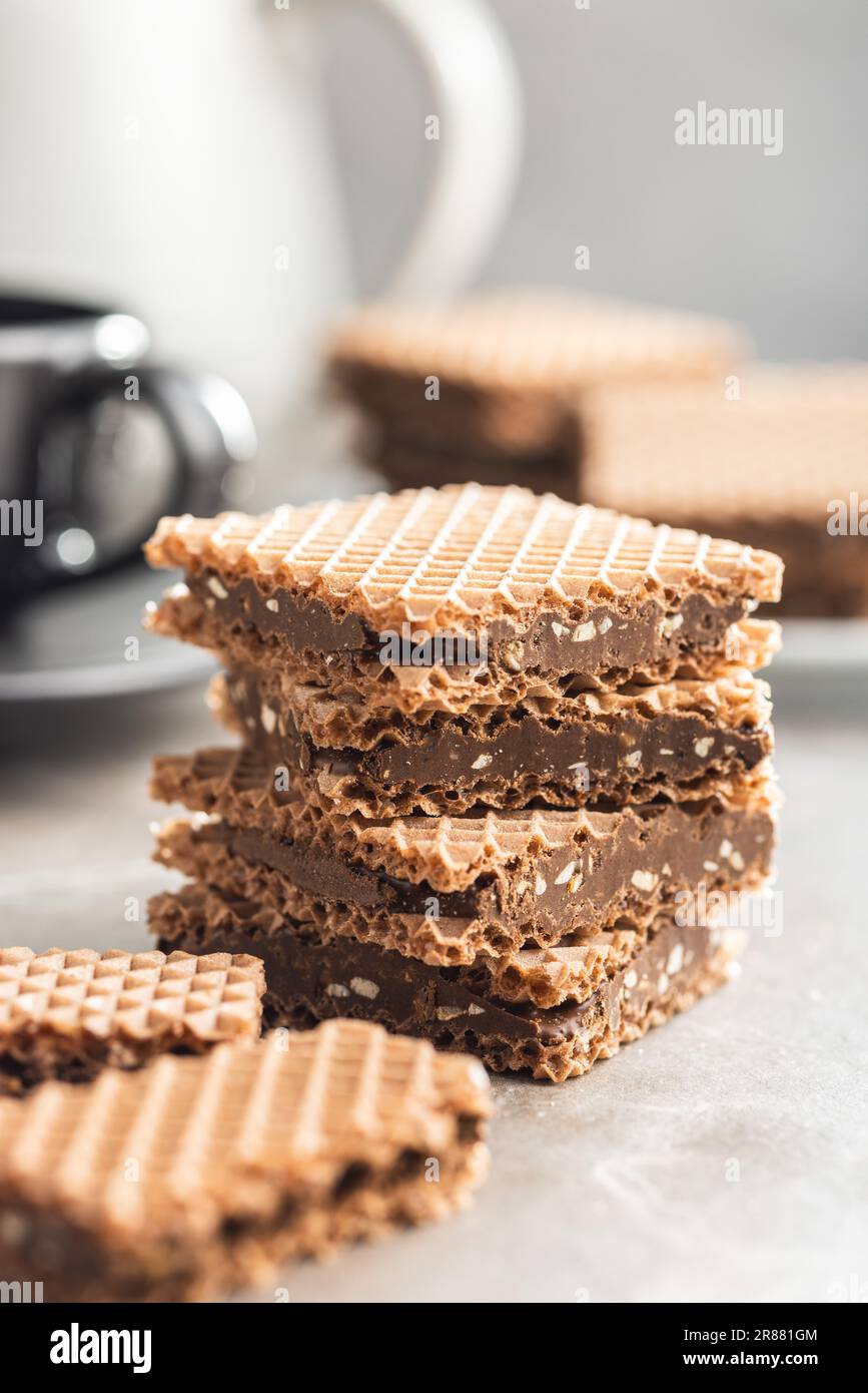 Galette au chocolat sur la table de cuisine. Banque D'Images
