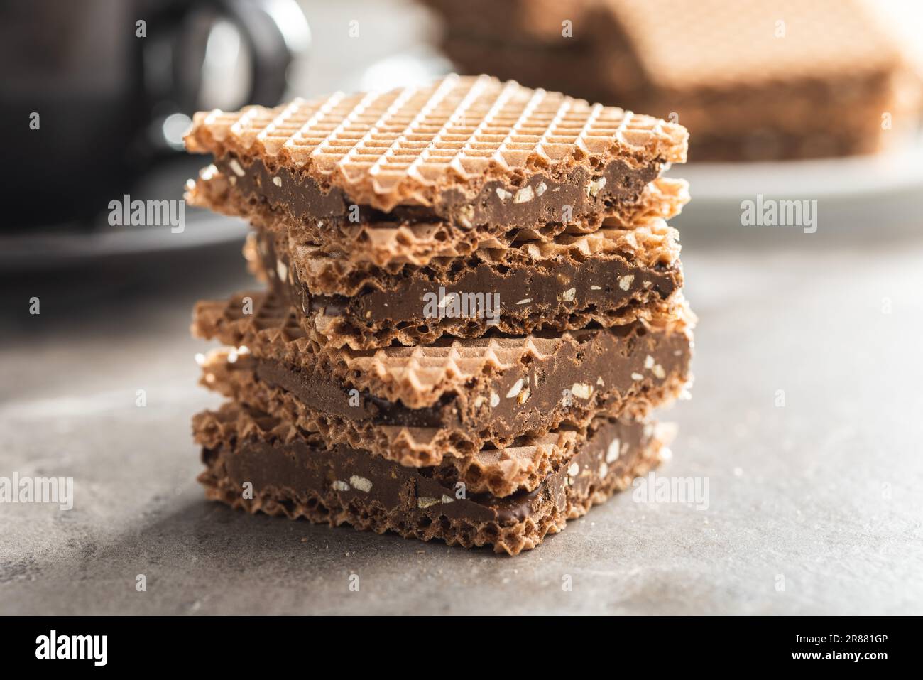 Galette au chocolat sur la table de cuisine. Banque D'Images