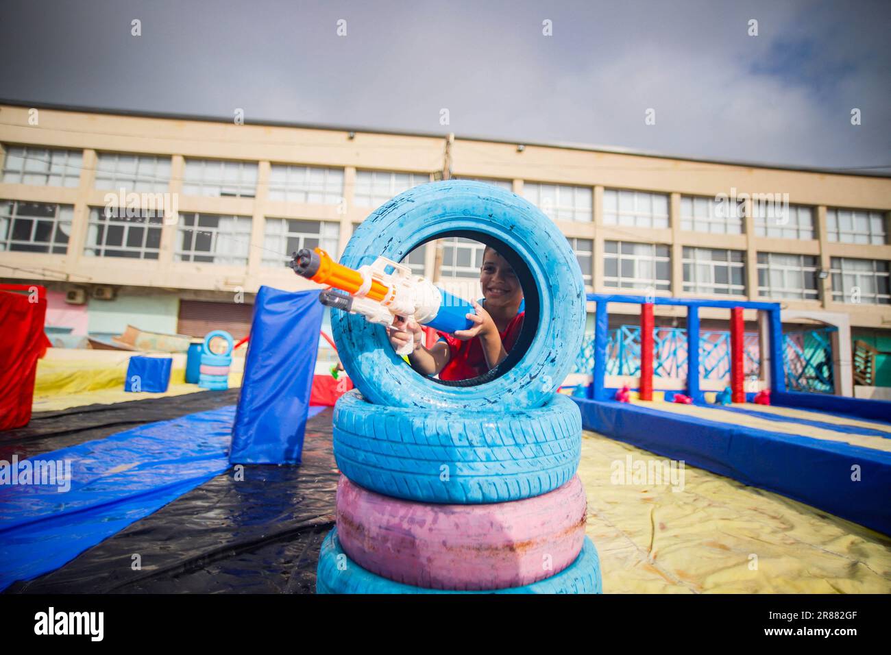 Gaza, Palestine. 19th juin 2023. Les enfants palestiniens profitent de jeux aquatiques pendant les vacances d'été à Gaza, à 19 juin 2023. Le parc aquatique pour enfants a été ouvert cet été pour la première fois à Gaza. Photo de Habboub Ramez/ABACAPRESS.COM crédit: Abaca Press/Alay Live News Banque D'Images