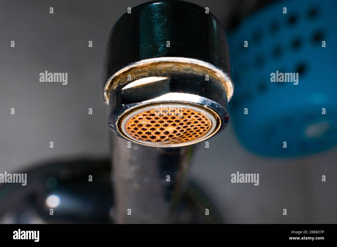 diffuseur d'aérateur dans le robinet en gros plan. Corrosion et dépôts de tartre de l'eau. Vieux robinet d'eau sale dans le lavabo sur un fond flou Banque D'Images