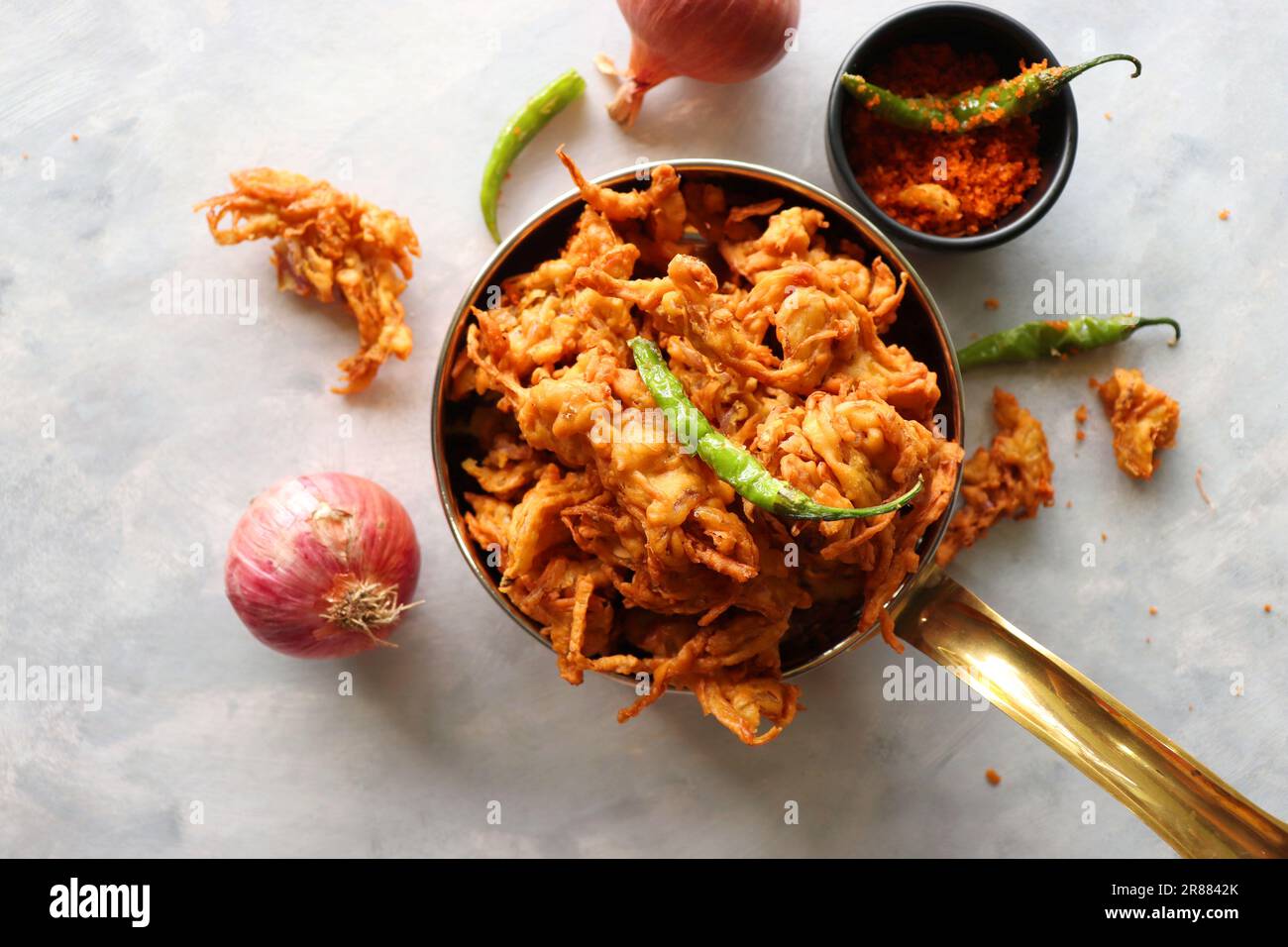 Pakode à l'oignon frit ou Pyaj ke Pakore également connu sous le nom Crispy Kanda bhaji, Bhajji, bujji. En-cas indien préféré à l'heure du thé pendant la mousson. Banque D'Images