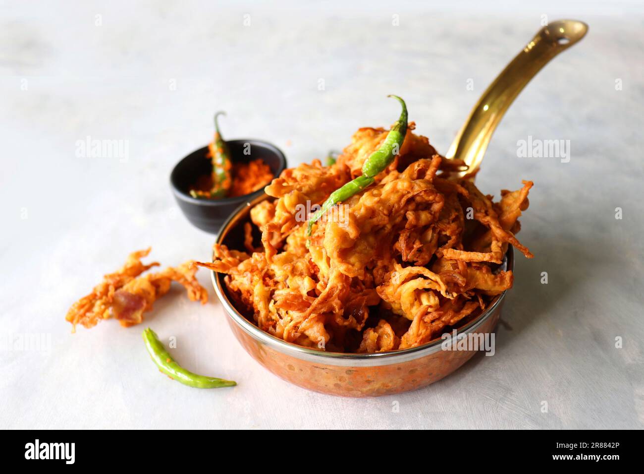 Pakode à l'oignon frit ou Pyaj ke Pakore également connu sous le nom Crispy Kanda bhaji, Bhajji, bujji. En-cas indien préféré à l'heure du thé pendant la mousson. Banque D'Images