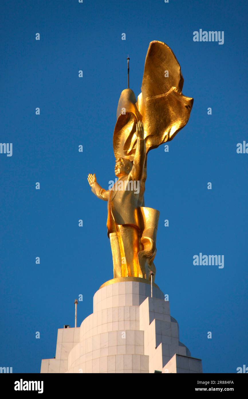 Statue d'or du chef d'Etat Niyazov, au sommet de la Tour de la neutralité, Achgabat Turkménistan Banque D'Images