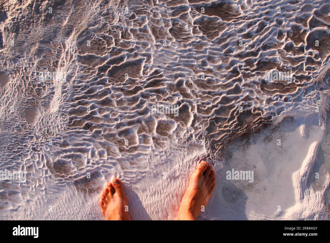 Dépôts calcaires linéaires dans les terrasses frittés de la Turquie Pamukkale Banque D'Images