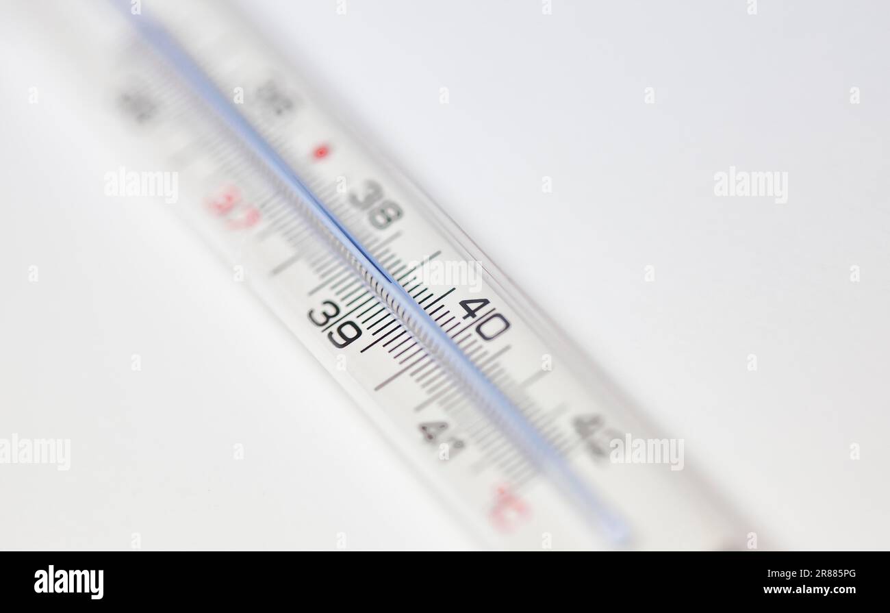 Le thermomètre de fièvre indique une température de 39 degrés Celsius Banque D'Images