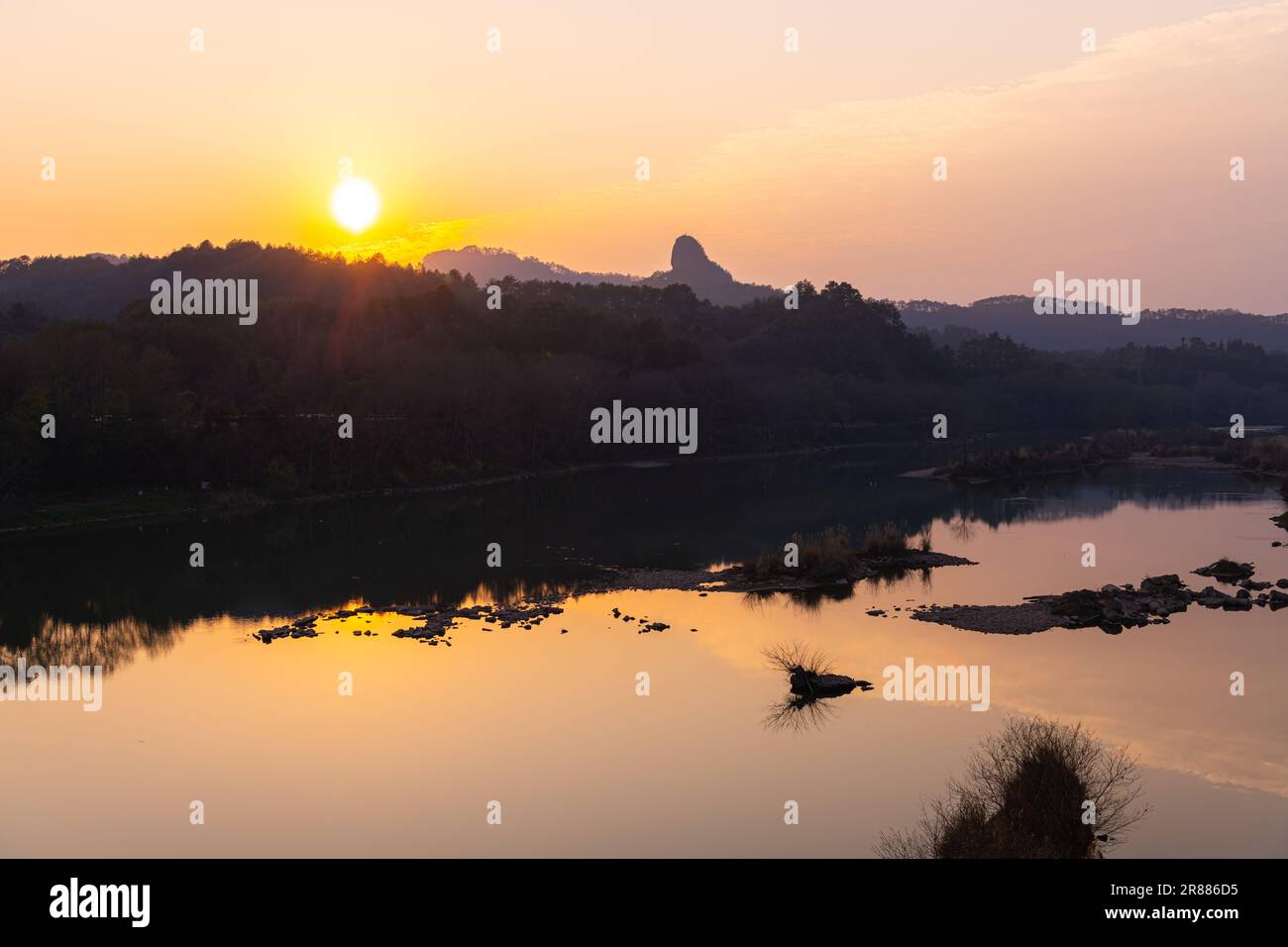 Formations rocheuses bordant la rivière à neuf courbes ou Jiuxi à Wuyishan ou région pittoresque du mont wuyi à Wuyi en Chine dans la province de fujian pendant le coucher du soleil Banque D'Images