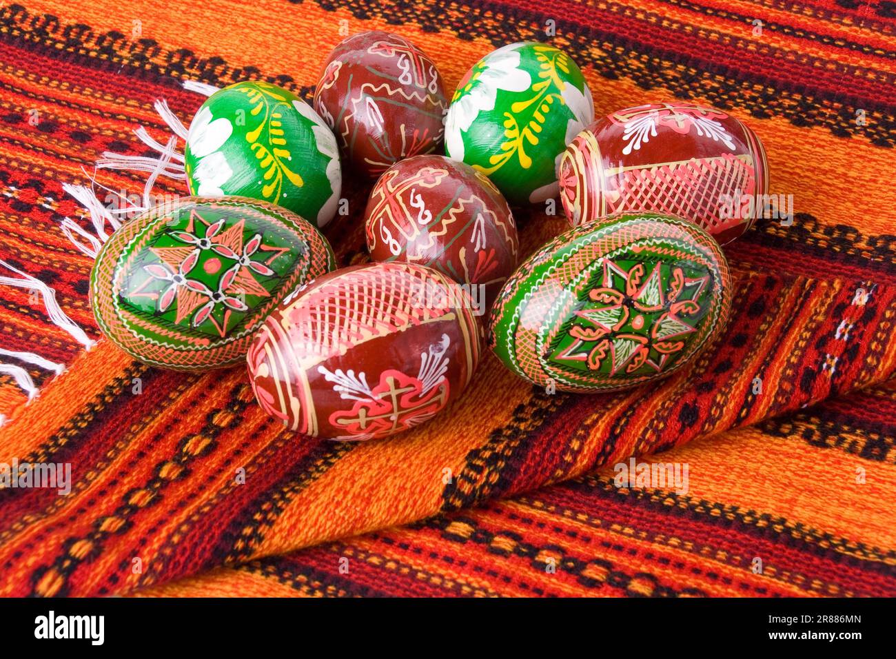 Tas d'œufs de Pâques peints de couleur pontant sur une serviette Banque D'Images
