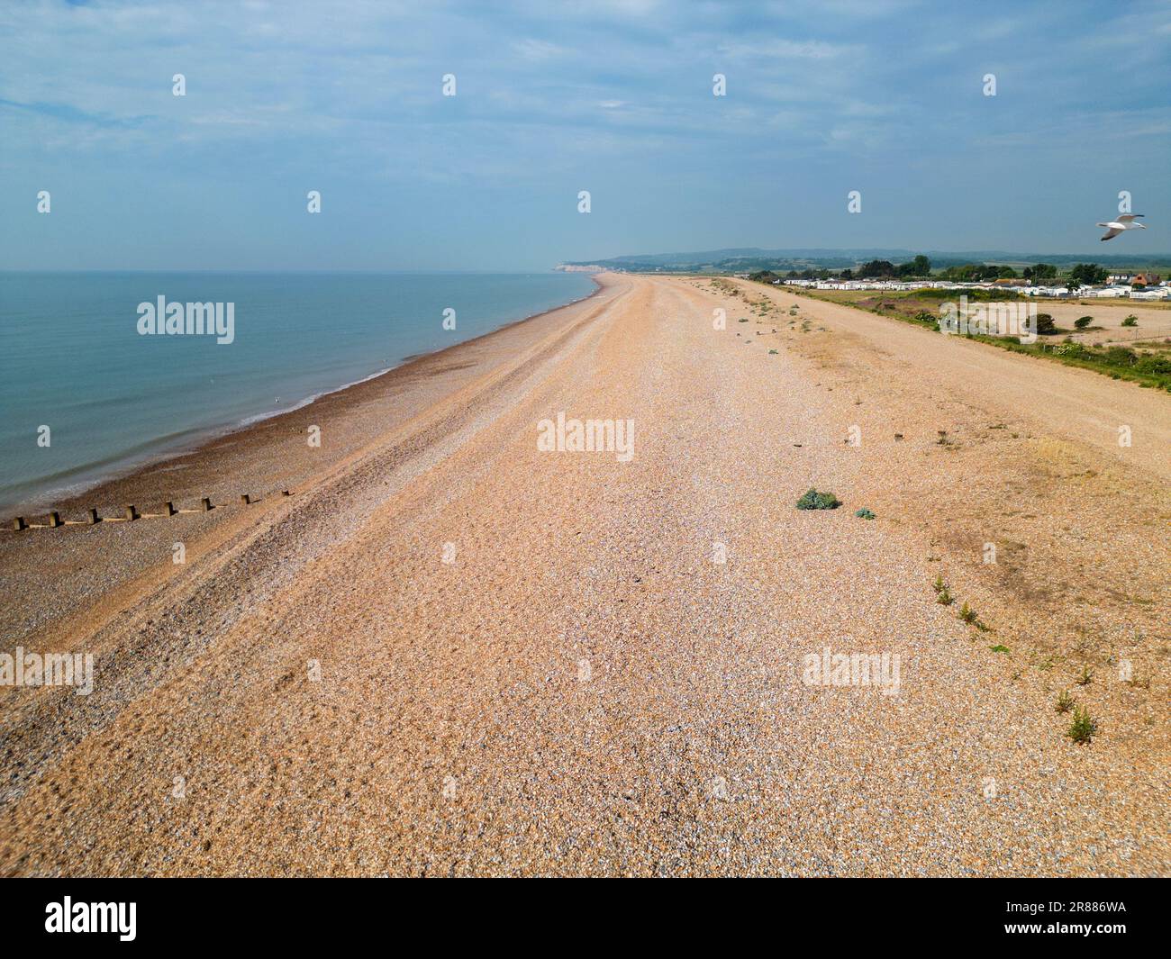 vue aérienne de la plage de winchelsea et du parc de caravanes sur la