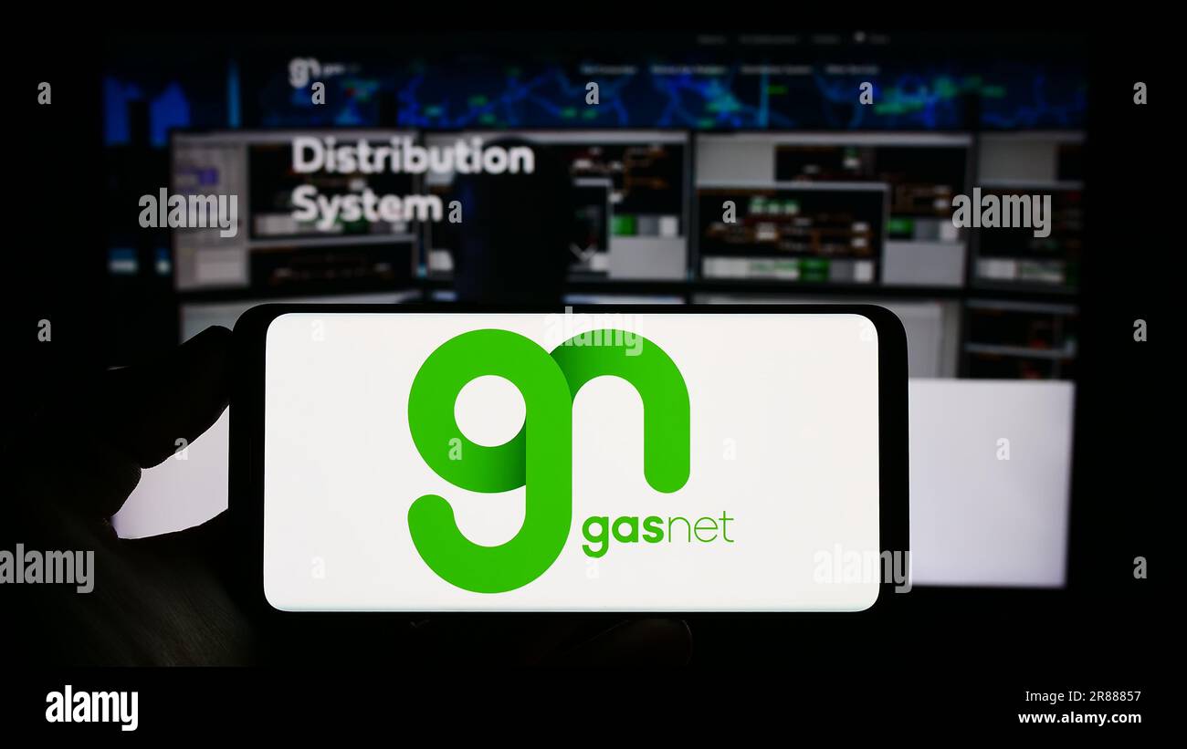 Personne tenant un smartphone avec le logo de la société tchèque de distribution de gaz GasNet s.r.o à l'écran devant le site. Mise au point sur l'affichage du téléphone. Banque D'Images