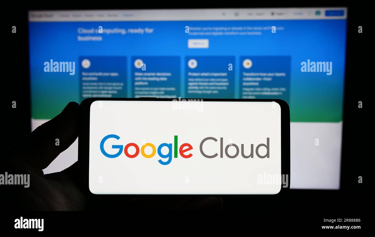 Personne tenant un smartphone avec le logo des services informatiques Google Cloud Platform (GCP) à l'écran devant le site Web. Mise au point sur l'affichage du téléphone. Banque D'Images