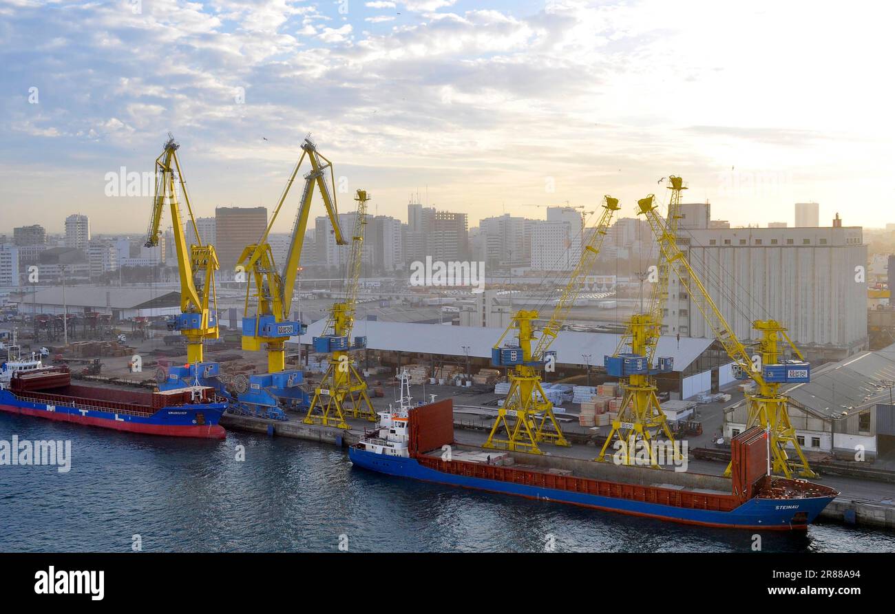 Contener port à Casablanca, grues de navire Banque D'Images