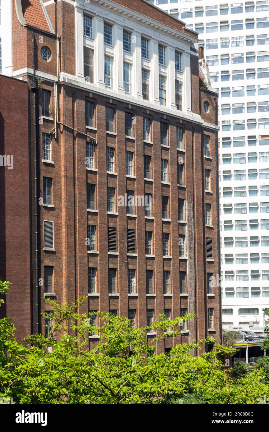 Élévation arrière de Dial House, un bureau de téléphone de 1930s, prise en sandwich entre Chapel Street Salford et la rive nord-ouest de la rivière Irwell. Banque D'Images