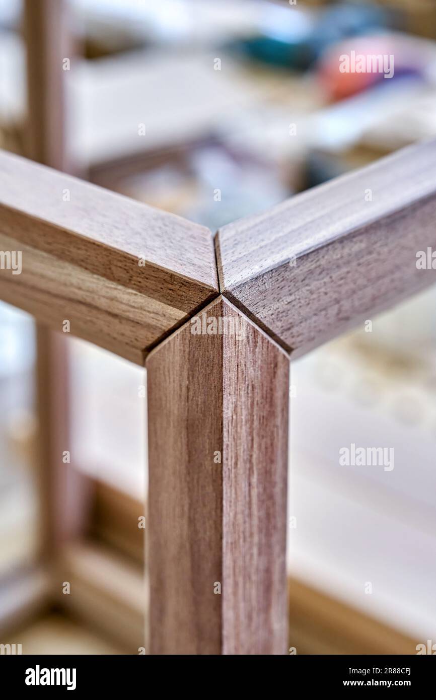 Cadre en bois de table de chevet en noyer massif dans l'atelier. Joint angulaire de menuiserie de planches sur les chevilles de fermeture Banque D'Images