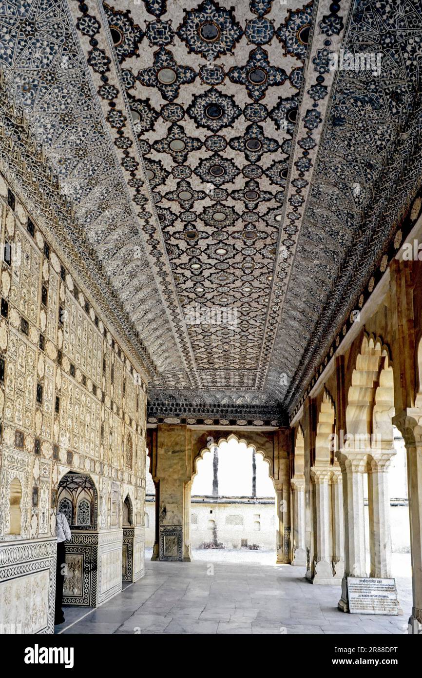 Jai Mandir ou Sheesh Mahal (salle de gloire) travail en verre, plafond et mur construit par Mirza Raja Jai Singh en 1639, fort Amber, Jaipur, Rajasthan Banque D'Images