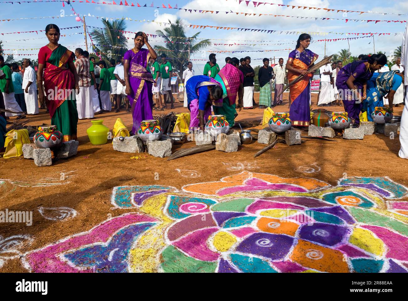 Femmes qui participent à la célébration du Pongal à Polachi, Tamil Nadu, Inde du Sud, Inde, Asie. Rangoli Banque D'Images