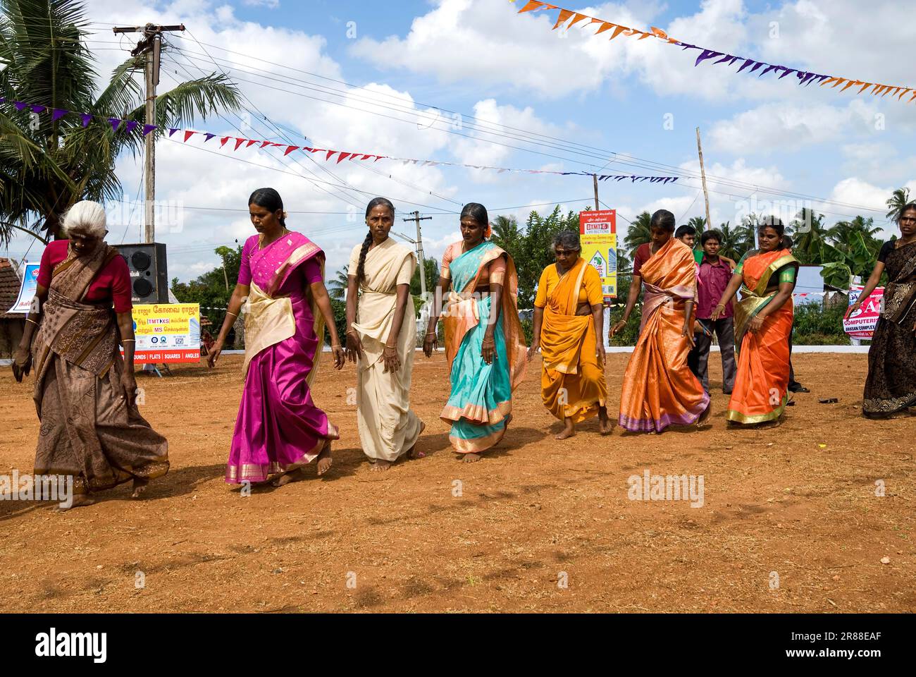 Des femmes se clamant les mains de la danse populaire appelée kummi lors de la célébration de Pongal à Polachi, Tamil Nadu, Inde du Sud, Inde, Asie Banque D'Images