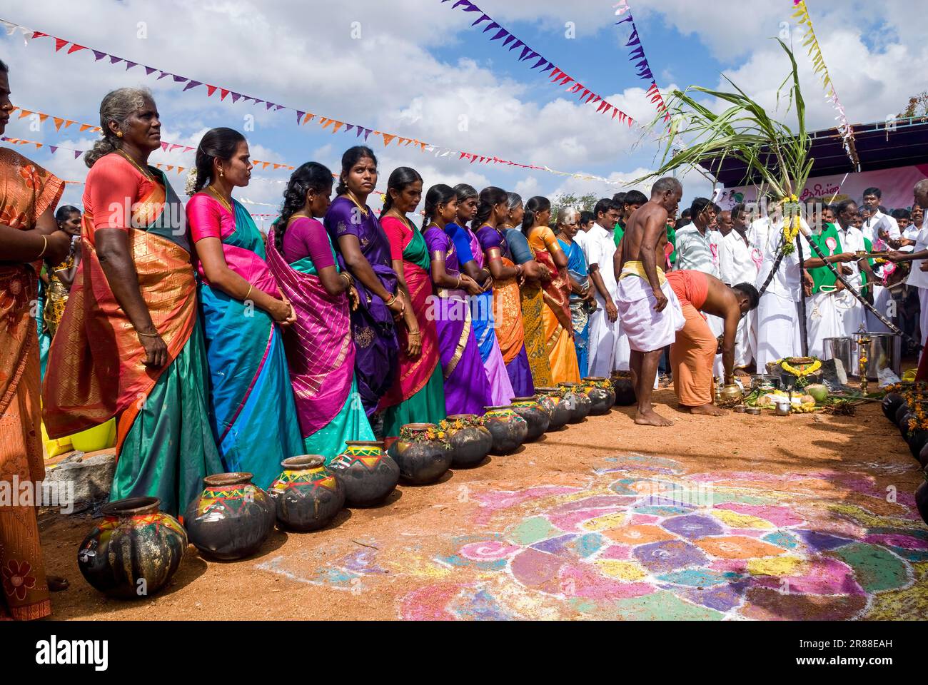 Des villageois adorant des pots de Pongal pendant la célébration de Pongal à Polachi, Tamil Nadu, Inde du Sud, Inde, Asie Banque D'Images