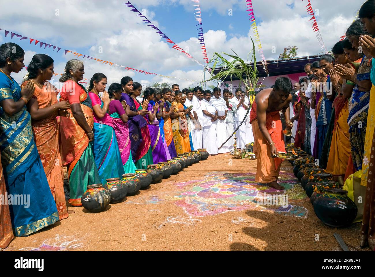 Un prêtre Poojari exécutant Pooja Puja pour les pots de Pongal pendant la célébration de Pongal à Polachi, Tamil Nadu, Inde du Sud, Inde, Asie Banque D'Images