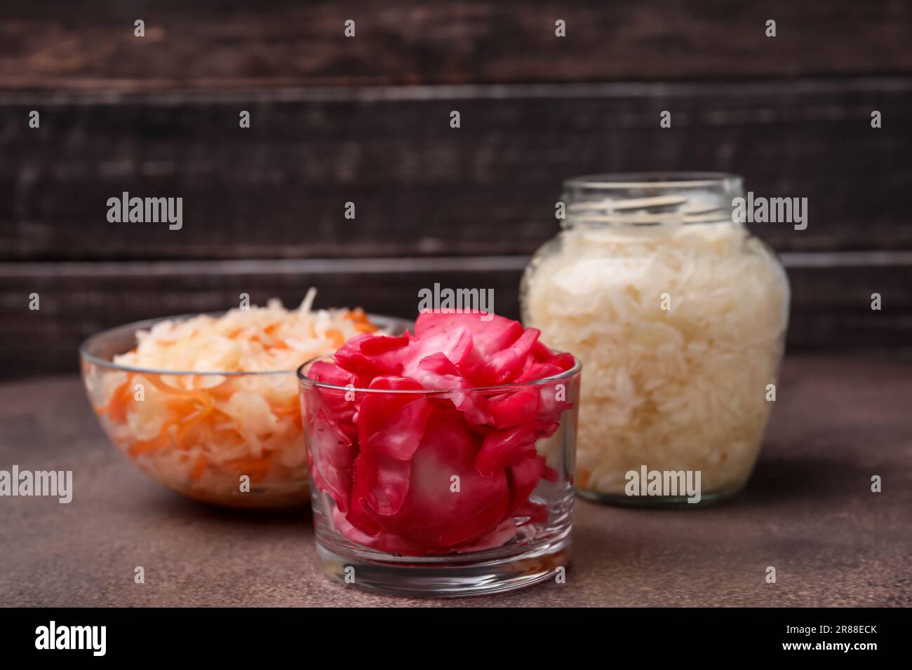 Délicieuse choucroute préparée selon différentes recettes sur table brune Banque D'Images